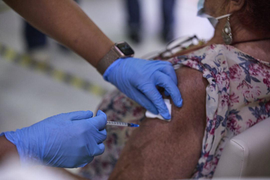 Una sanitaria vacuna a una mujer con la tercera dosis del Covid-19 Una sanitaria vacuna a una mujer con la tercera dosis del Covid-19
