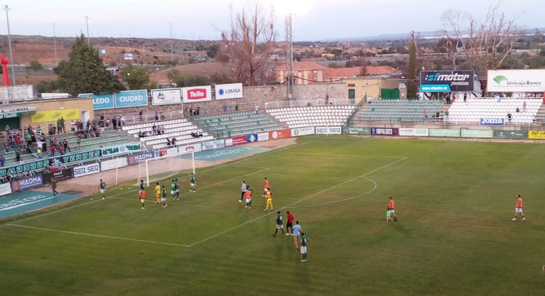 Jugadores del Toledo quedaron sobre el césped al final del partido Jugadores del Toledo quedaron sobre el césped al final del partido