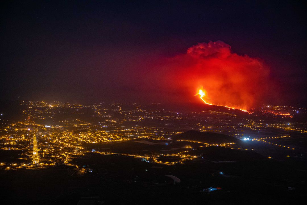 El volcán de Cumbre Vieja, en erupción. El volcán de Cumbre Vieja, en erupción.