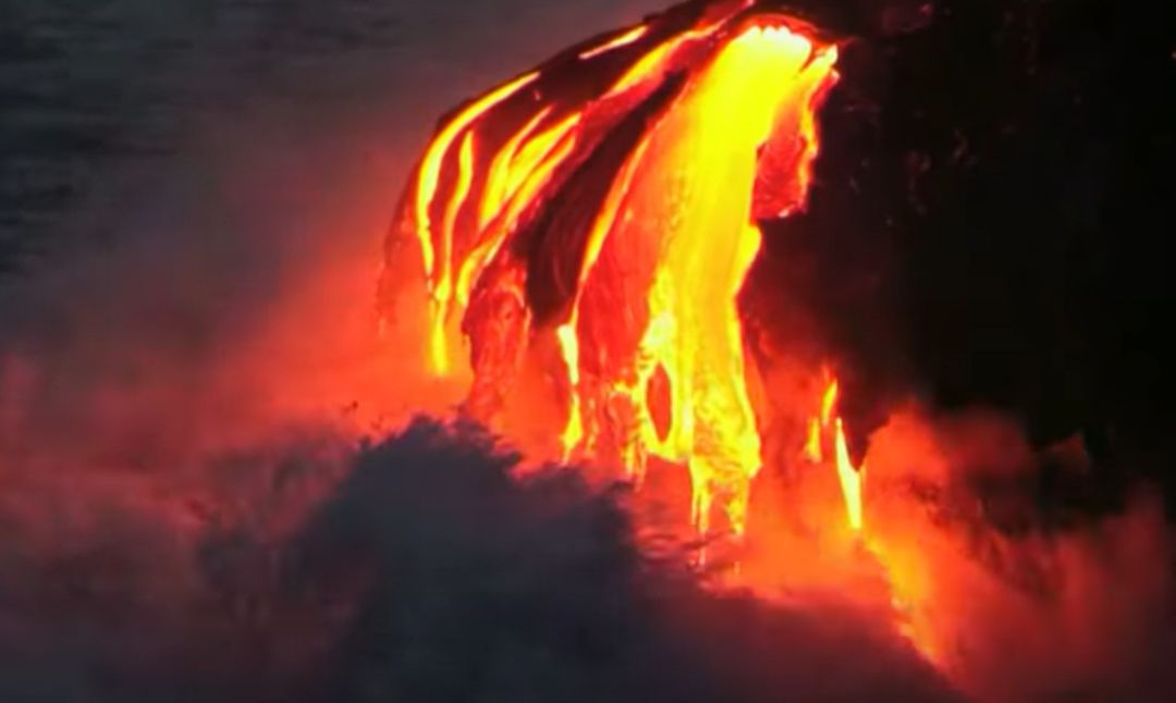 La lava del volcán Kilauea entra en contacto con el agua. La lava del volcán Kilauea entra en contacto con el agua.