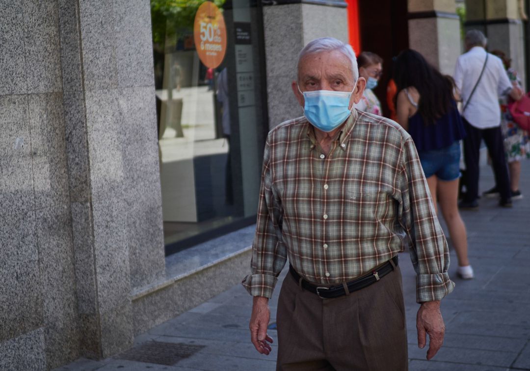 Un hombre con mascarilla pasea. Un hombre con mascarilla pasea.