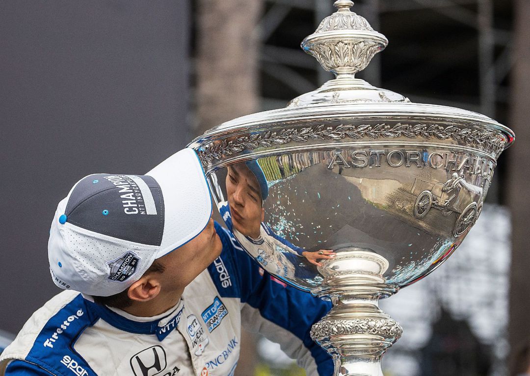 Álex Palou besa el trofeo de campeón Álex Palou besa el trofeo de campeón