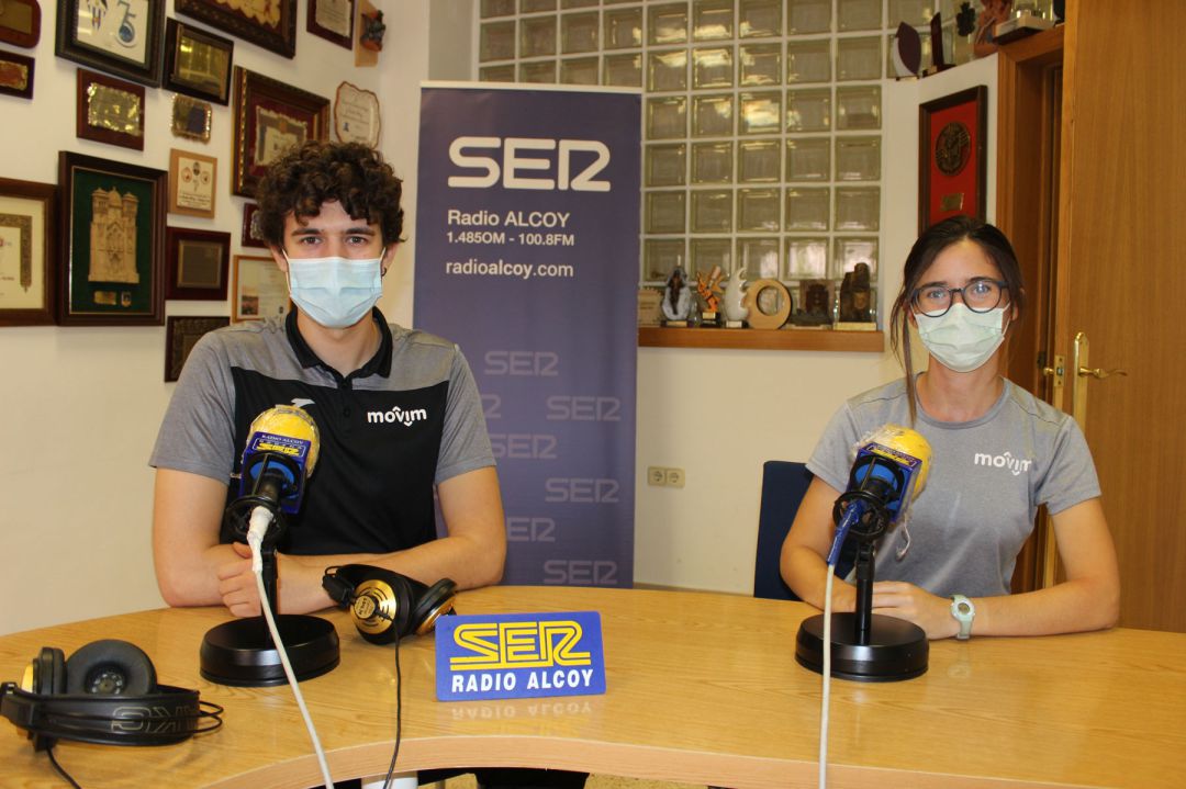 Joan Serra y Mireia Navarro en el estudio central de Radio Alcoy Joan Serra y Mireia Navarro en el estudio central de Radio Alcoy