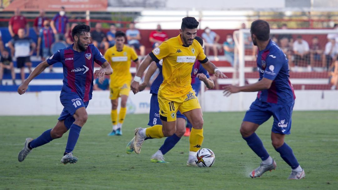 Toscano, rodeado de jugadores del Alzira Toscano, rodeado de jugadores del Alzira