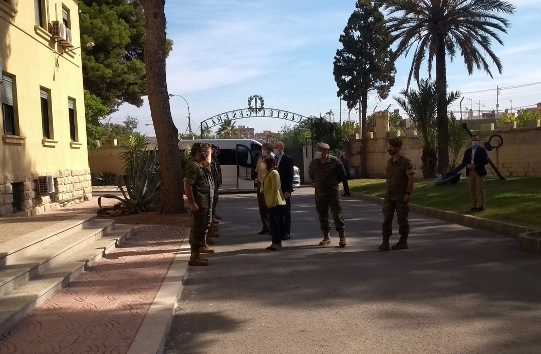 La ministra de Defensa, Margarita Robles, a su llegada al cuartel de Rabasa en su visita al Mando de Operaciones Especiales. La ministra de Defensa, Margarita Robles, a su llegada al cuartel de Rabasa en su visita al Mando de Operaciones Especiales.