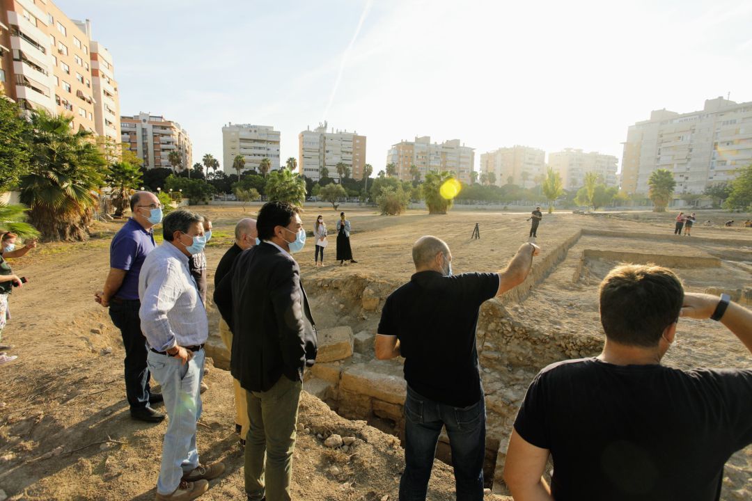 Visita del alcalde Barcala al yacimiento arqueológico del Parque de las Naciones Visita del alcalde Barcala al yacimiento arqueológico del Parque de las Naciones