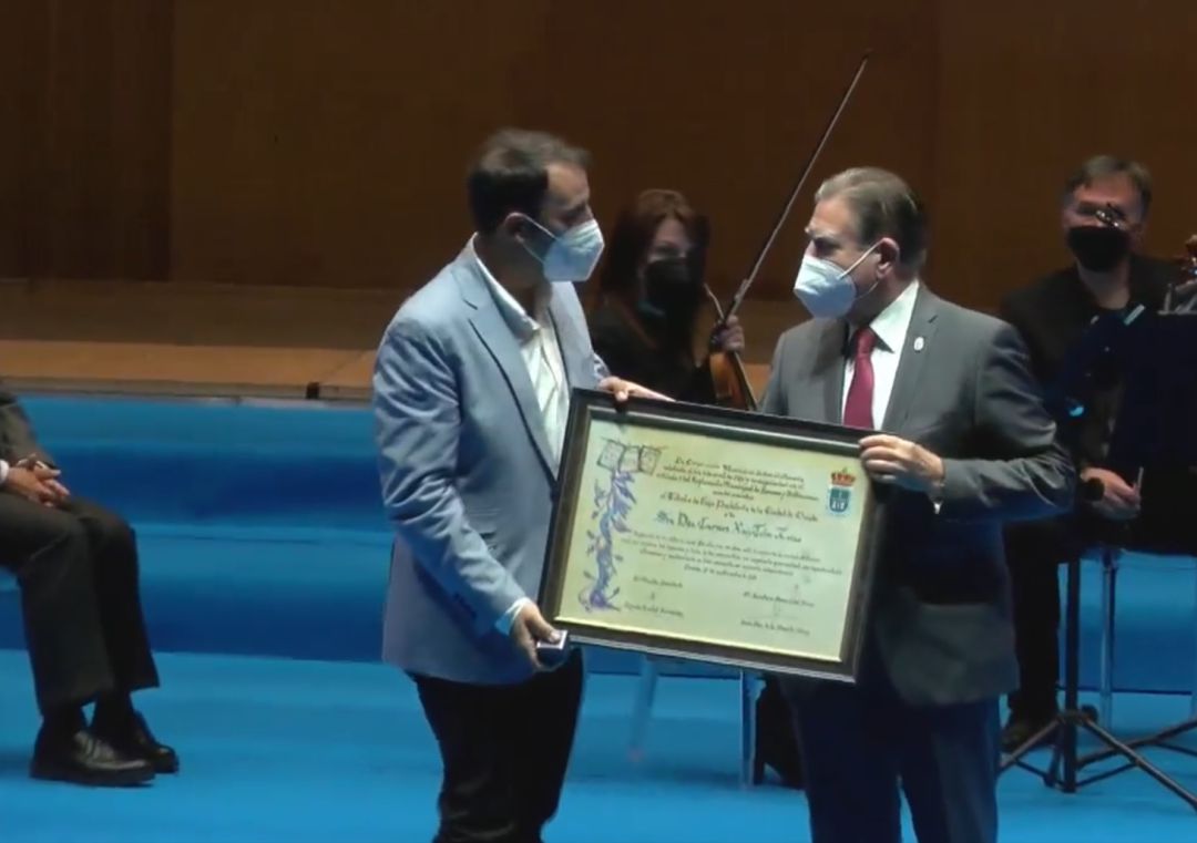 Canteli entrega el título de Hija Predilecta al hijo de Carmen Ruiz Tilve, Luís Canteli entrega el título de Hija Predilecta al hijo de Carmen Ruiz Tilve, Luís