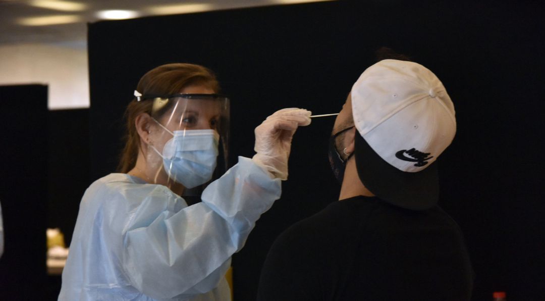 Una trabajadora sanitaria realiza un test de antígenos a un joven. Una trabajadora sanitaria realiza un test de antígenos a un joven.