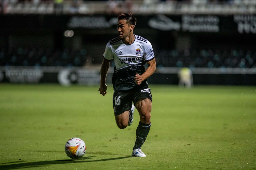 Okazaki mueve el balón Okazaki mueve el balón