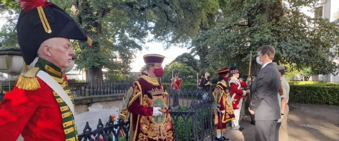 El embajador británico frente a la tumba de Sir John Moore El embajador británico frente a la tumba de Sir John Moore