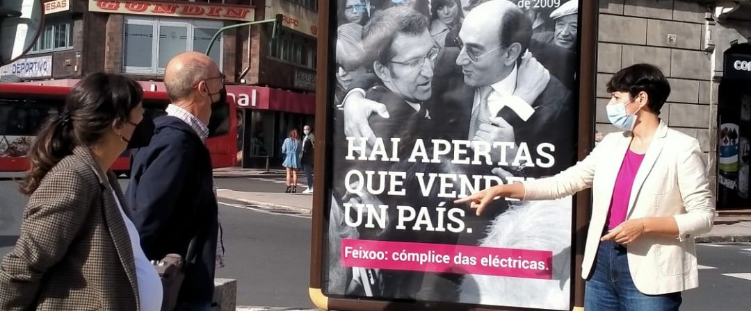 Ana Pontón presenta la campaña del BNG contra "a estafa da luz" con un cartel en el que se ve a Feijóoo abrazando al presidente de Iberdrola. "Hai apertas que venden un país" es el lema. Ana Pontón presenta la campaña del BNG contra "a estafa da luz" con un cartel en el que se ve a Feijóoo abrazando al presidente de Iberdrola. "Hai apertas que venden un país" es el lema.