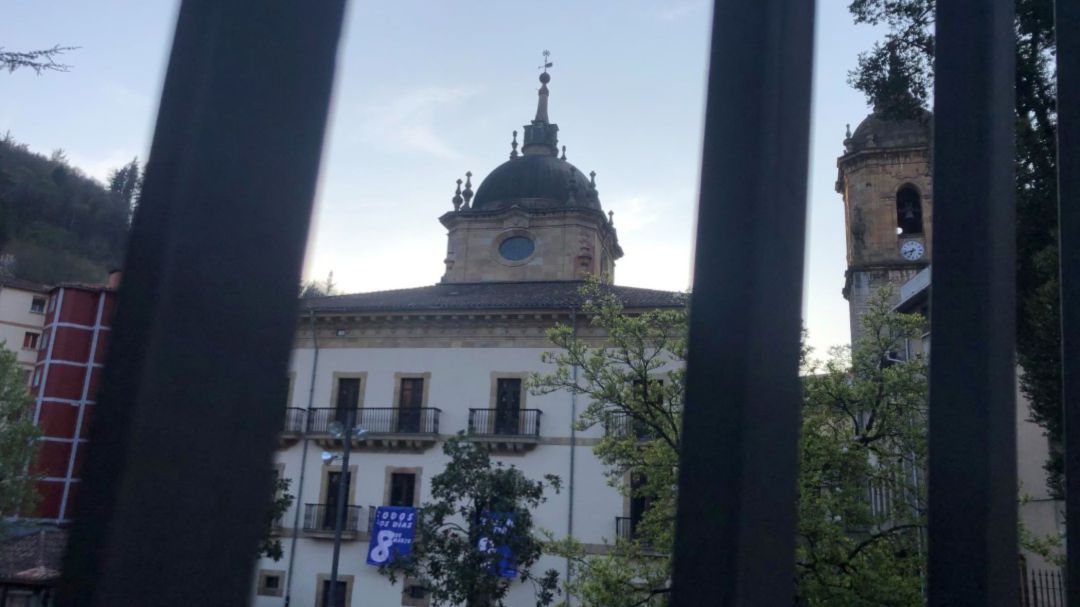 Imagen de archivo del edificio del Ayuntamiento de Ermua, junto a la iglesia de Santiago Apóstol Imagen de archivo del edificio del Ayuntamiento de Ermua, junto a la iglesia de Santiago Apóstol