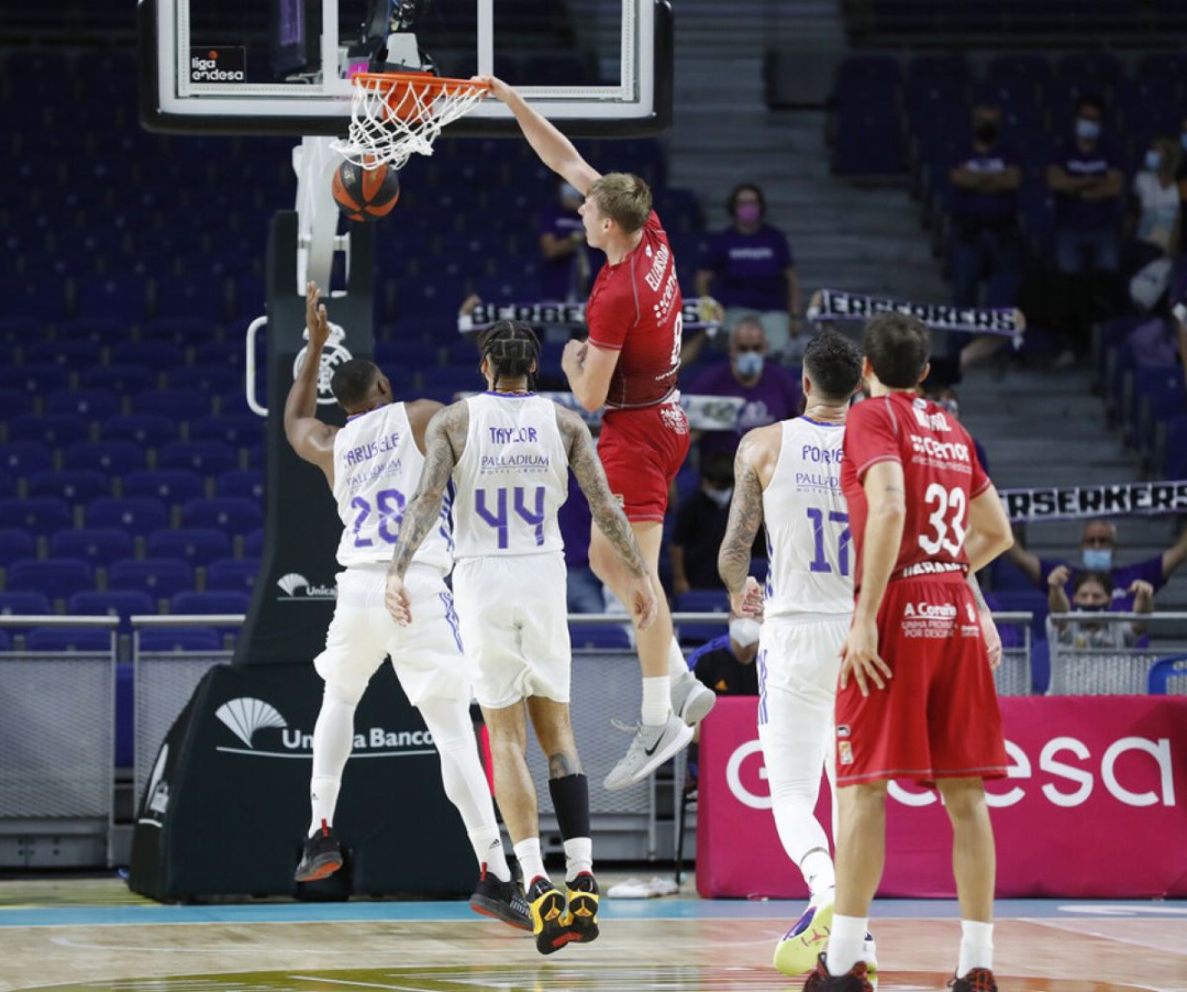 Ellenson, el mejor en Madrid, hace un mate en el partido de anoche Ellenson, el mejor en Madrid, hace un mate en el partido de anoche