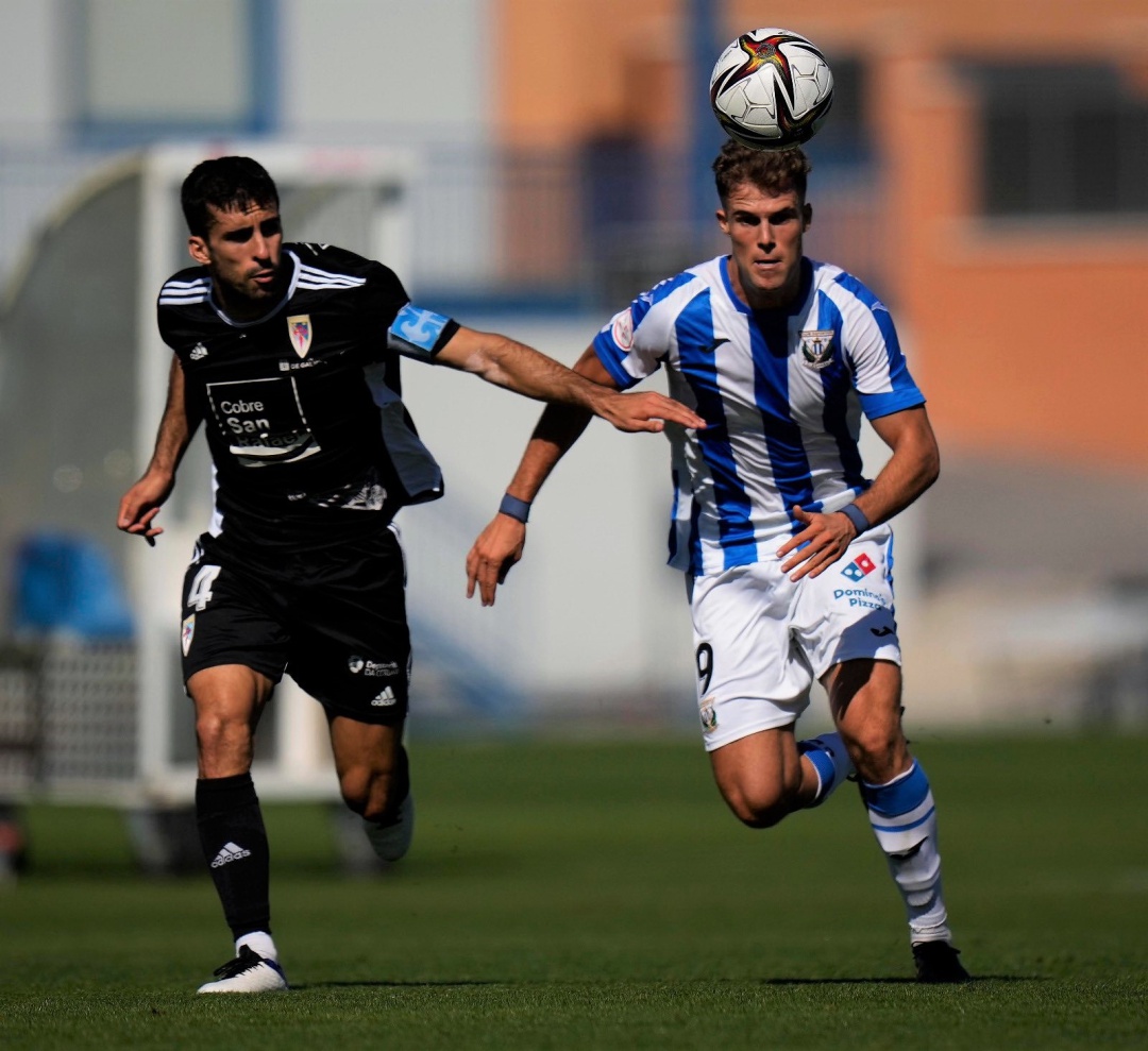Álvaro Casas persigue a Diego, jugador del Leganés B Álvaro Casas persigue a Diego, jugador del Leganés B