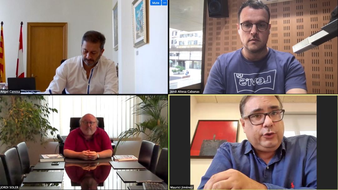 D'esquerra a dreta i de dalt a baix: Àngel Canosa, alcalde de Calonge; Jordi Altesa, editor de Soroll; Jordi Soler, alcalde de Calonge i Sant Antoni i Maurici Jiménez, alcalde de Castell Platja d'Aro. D'esquerra a dreta i de dalt a baix: Àngel Canosa, alcalde de Calonge; Jordi Altesa, editor de Soroll; Jordi Soler, alcalde de Calonge i Sant Antoni i Maurici Jiménez, alcalde de Castell Platja d'Aro.