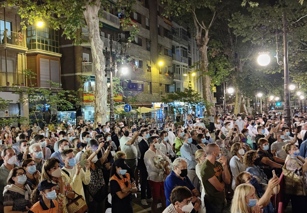 La normalidad se va abriendo paso en la vida de Granada gracias a la bajada de la curva de la covid: es el caso de la concentración de personas este domingo (guardando una prudente distancia) ante la basílica de la Virgen de las Angustias La normalidad se va abriendo paso en la vida de Granada gracias a la bajada de la curva de la covid: es el caso de la concentración de personas este domingo (guardando una prudente distancia) ante la basílica de la Virgen de las Angustias