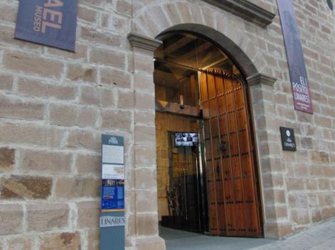 Entrada del edificio de El Pósito, Oficina Municipal de Turismo en Linares. Entrada del edificio de El Pósito, Oficina Municipal de Turismo en Linares.