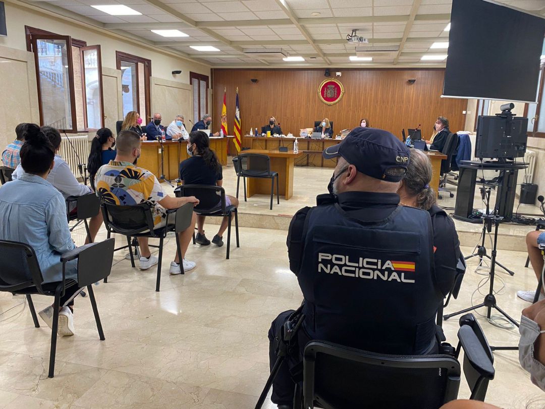 Arranca el juicio del 'clan de Los Peludos' por pertenencia a organización criminal, usurpación de viviendas y coacción Arranca el juicio del 'clan de Los Peludos' por pertenencia a organización criminal, usurpación de viviendas y coacción