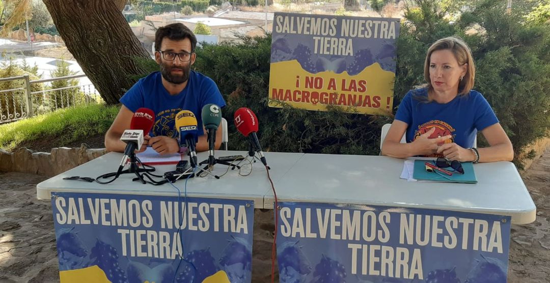 Cati González, presidenta de la AA.VV. La Celia de Jumilla y Miguel Trigueros, portavoz de la Plataforma Salvemos nuestra Tierra, durante la rueda de prensa Cati González, presidenta de la AA.VV. La Celia de Jumilla y Miguel Trigueros, portavoz de la Plataforma Salvemos nuestra Tierra, durante la rueda de prensa