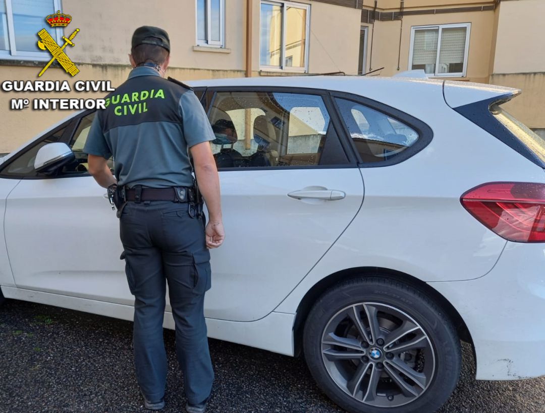 La Guardia Civil detiene al presunto autor de una decena de robos en vehículos en O Salto do Toxa en Silleda La Guardia Civil detiene al presunto autor de una decena de robos en vehículos en O Salto do Toxa en Silleda