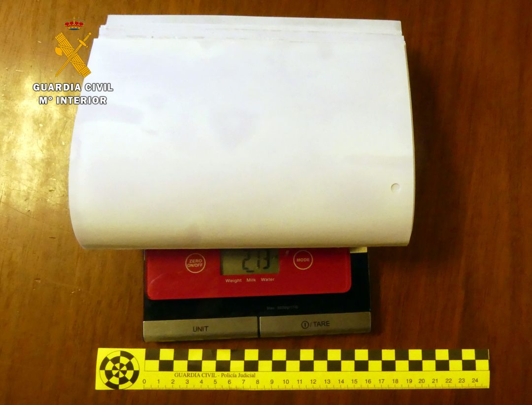 Libro impregnado de cocaína incautado por la Guardia Civil. Libro impregnado de cocaína incautado por la Guardia Civil.