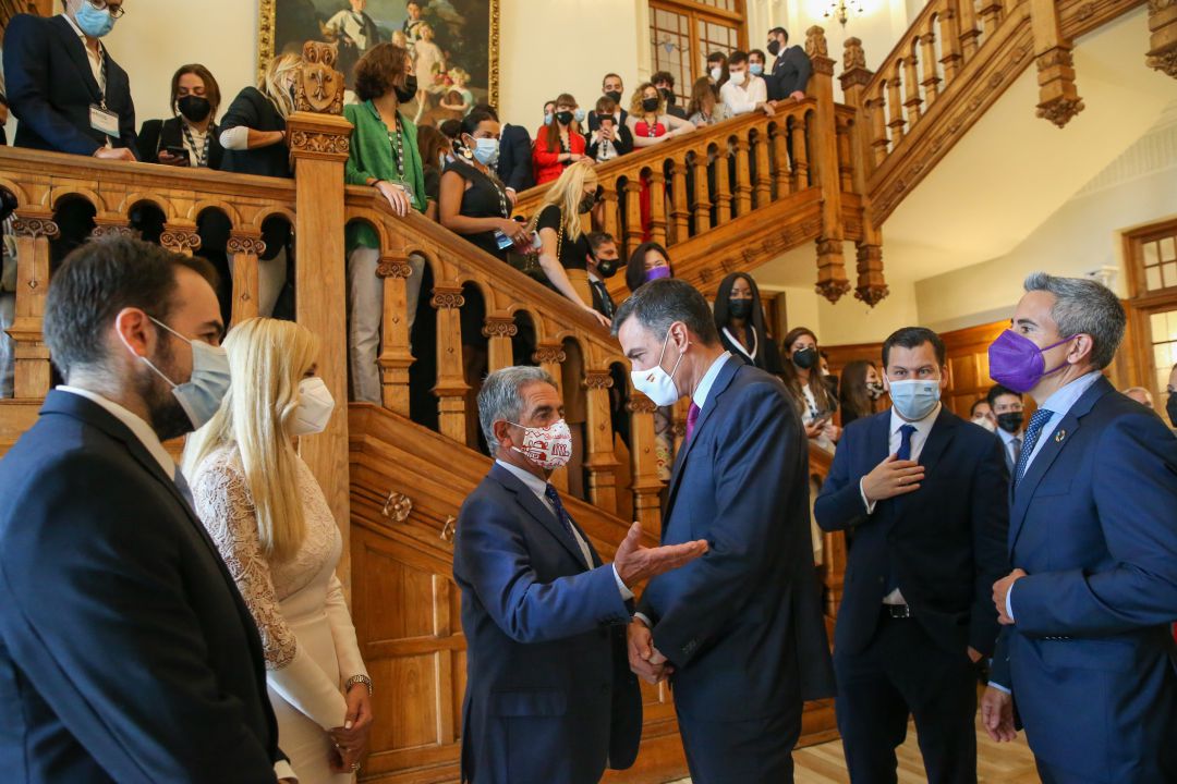 El presidente del Gobierno, Pedro Sánchez, y el presidente de Cantabria, Miguel Ángel Revilla durante la visita. El presidente del Gobierno, Pedro Sánchez, y el presidente de Cantabria, Miguel Ángel Revilla durante la visita.