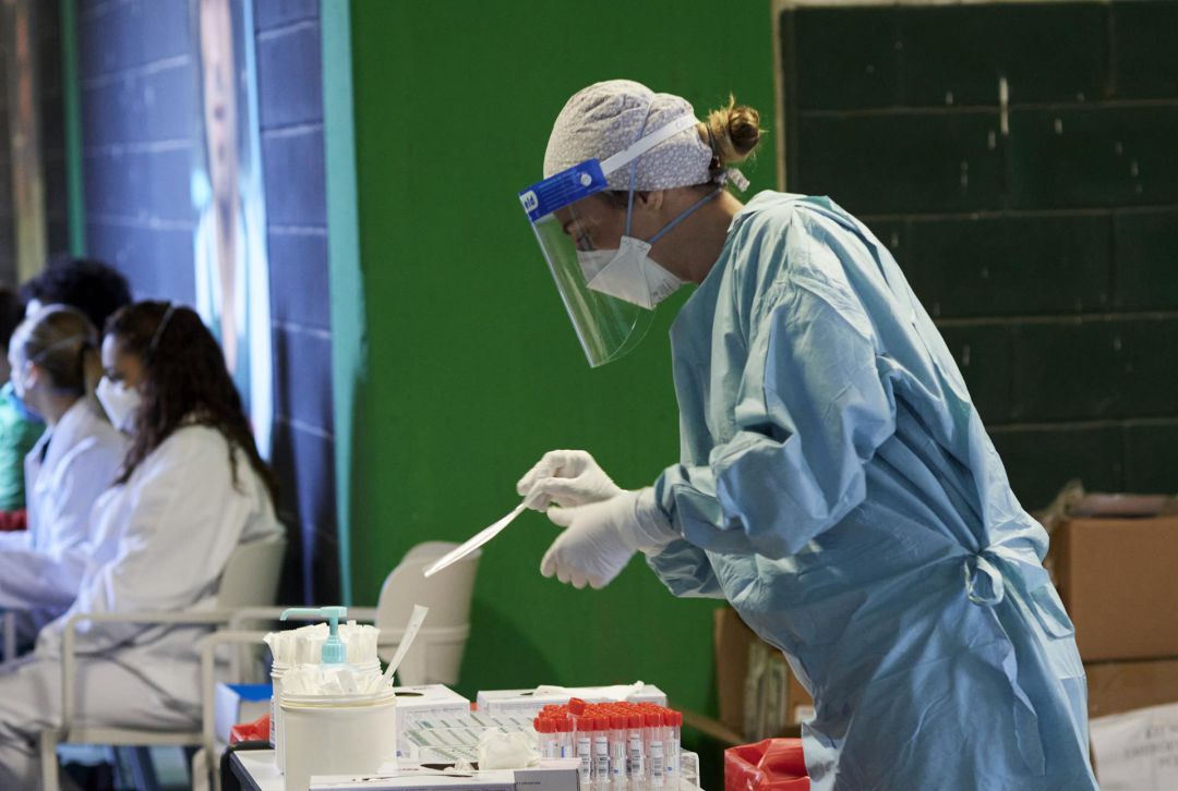 Una sanitaria organiza las pruebas de coronavirus Una sanitaria organiza las pruebas de coronavirus