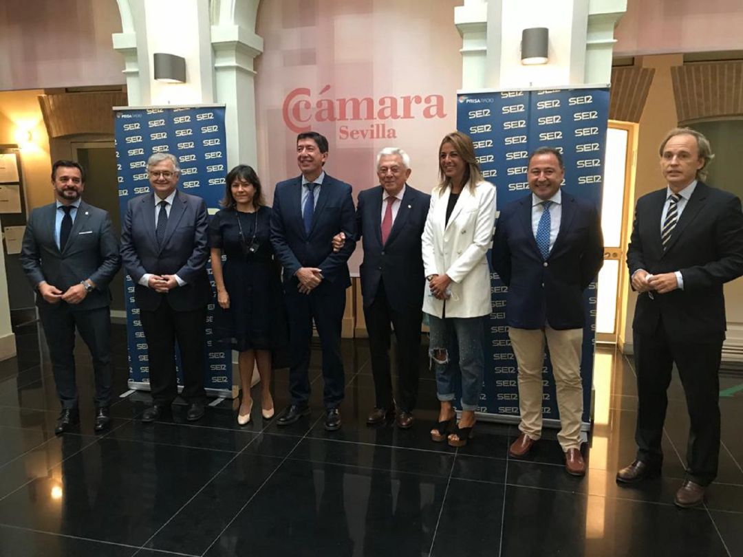 Foto de familia al inicio del foro Conversa sobre el futuro del turismo en la Cámara de Comercio de Sevilla. Foto de familia al inicio del foro Conversa sobre el futuro del turismo en la Cámara de Comercio de Sevilla.
