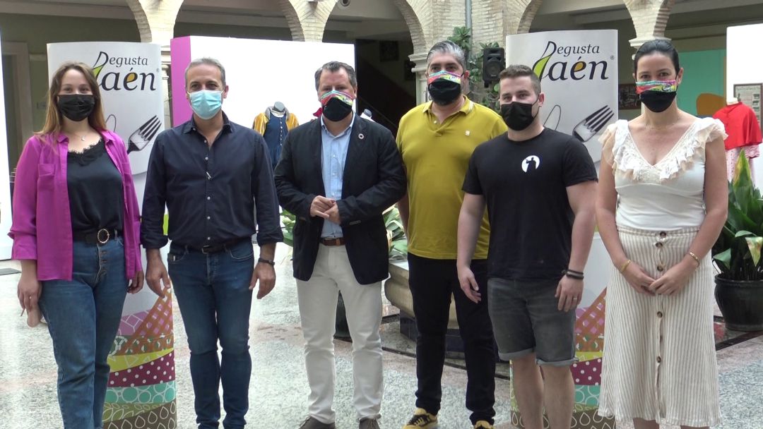 Pedro Bruno y Antonio J. Rodríguez con los cuatro establecimientos participantes Pedro Bruno y Antonio J. Rodríguez con los cuatro establecimientos participantes