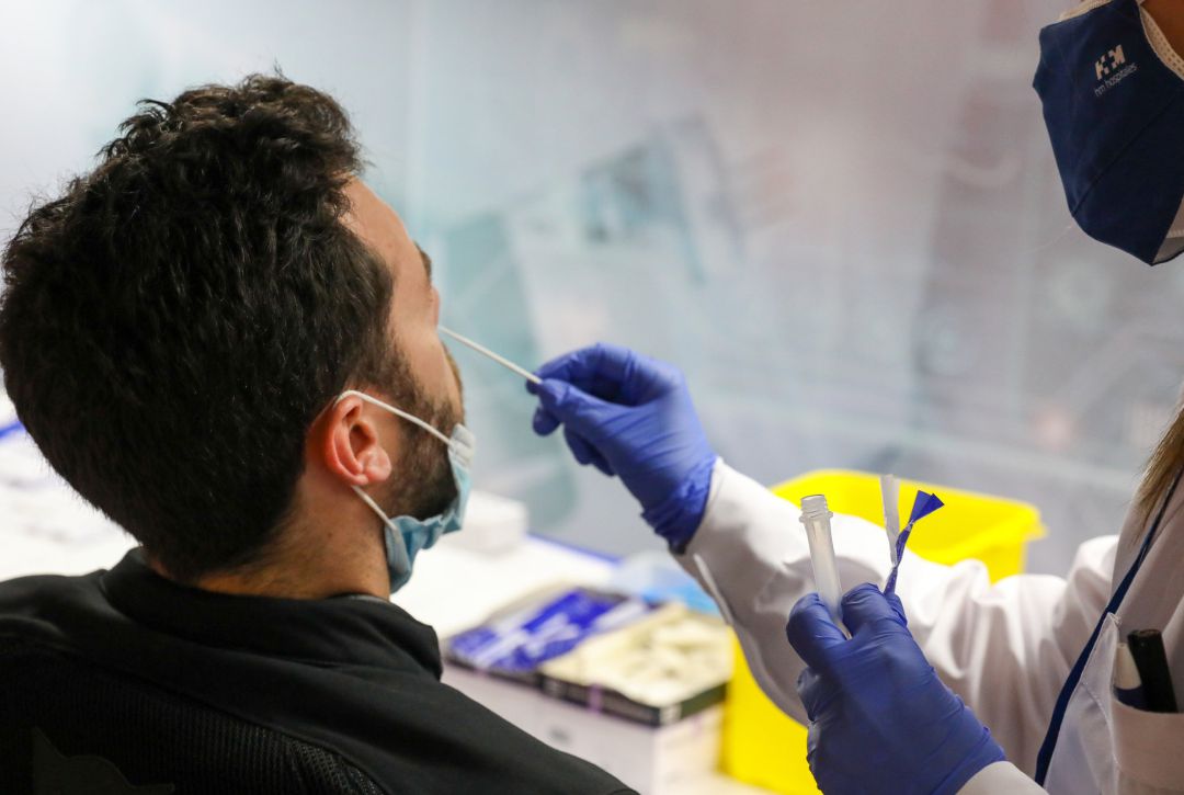 Un sanitario realiza un test de antígenos a un hombre Un sanitario realiza un test de antígenos a un hombre