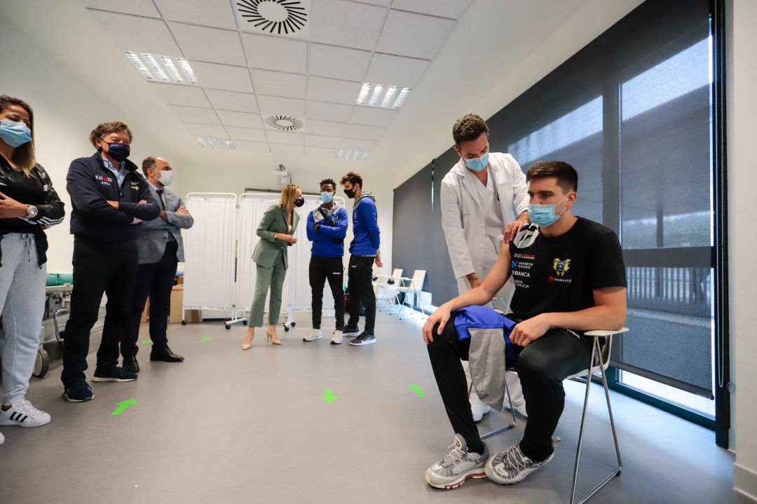 El Conselleiro de Sanidade en un acto de vacunación a deportistas en Vigo El Conselleiro de Sanidade en un acto de vacunación a deportistas en Vigo