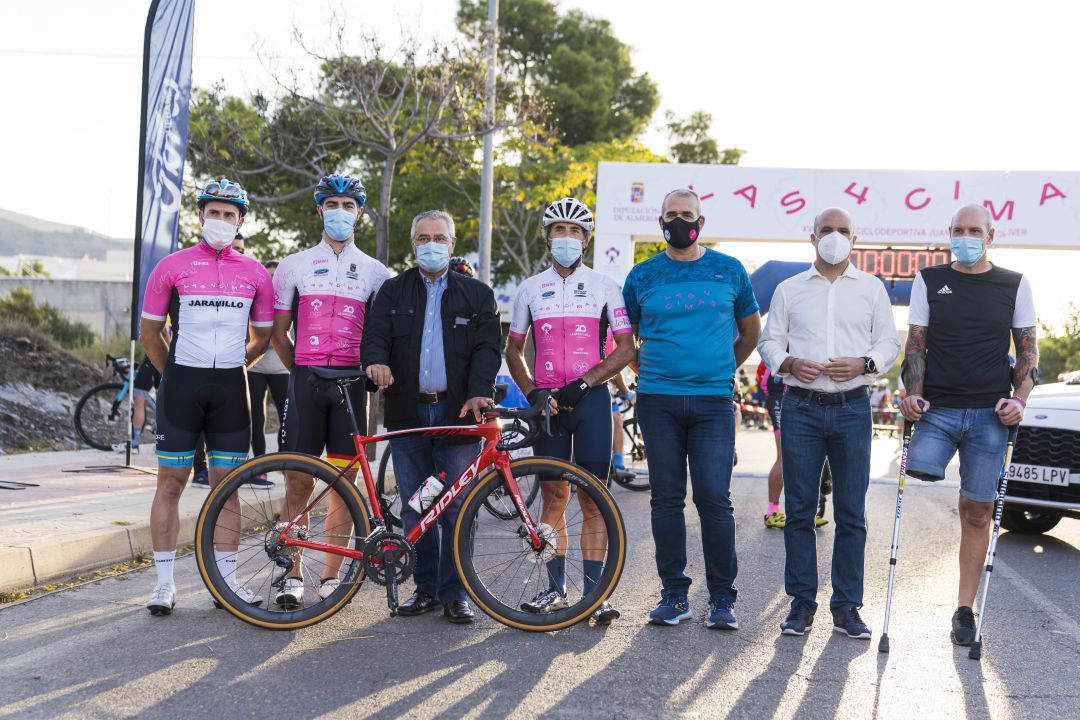 Perico Delgado no se pierde la carrera almeriense. Perico Delgado no se pierde la carrera almeriense.