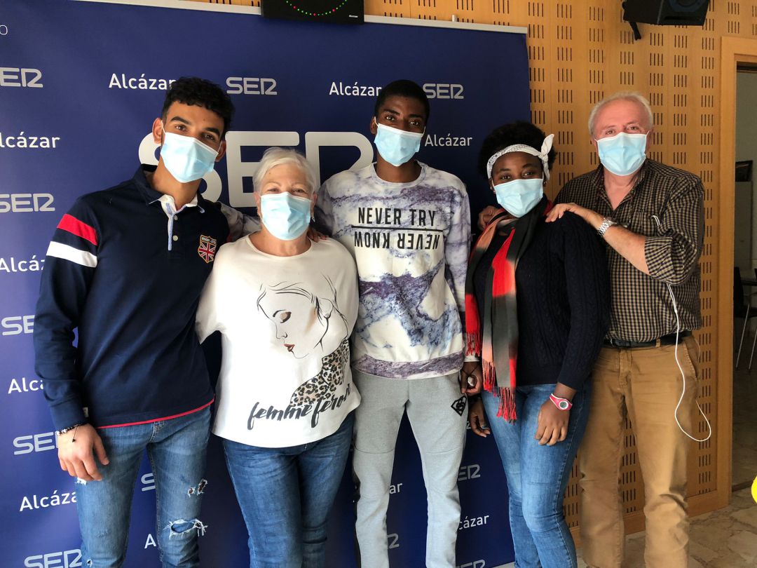 Yasin, Pepe y Cristi junto a Emilia y Luis, miembros de la Asociación Somos Acogida Yasin, Pepe y Cristi junto a Emilia y Luis, miembros de la Asociación Somos Acogida