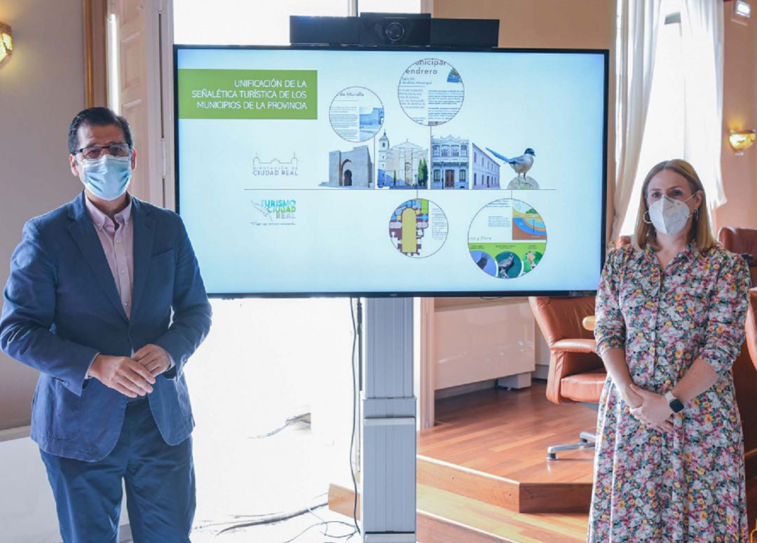 El presidente de la Diputación, José Manuel Caballero y la vicepresidenta María Jesús Valverde han presentado el Plan de Señalización El presidente de la Diputación, José Manuel Caballero y la vicepresidenta María Jesús Valverde han presentado el Plan de Señalización