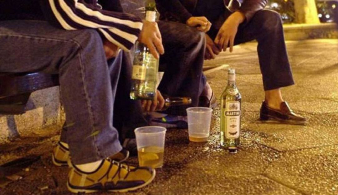Personas haciendo botellón (foto de archivo) Personas haciendo botellón (foto de archivo)