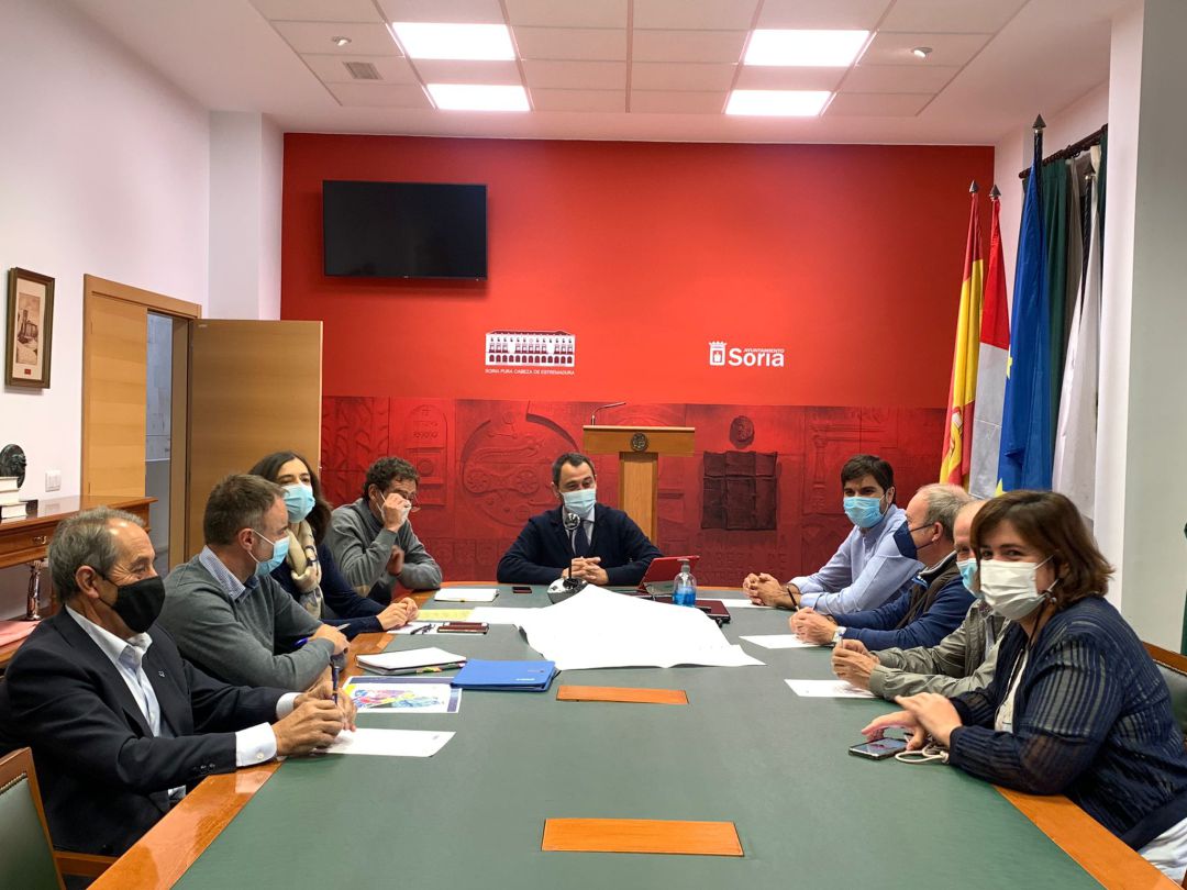 Un momento de la reunión. Un momento de la reunión.
