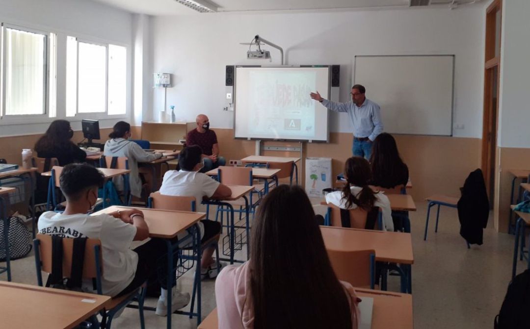 Clase del Instituto de Enseñanza Secundaria (IES) Joaquín Lobato de Torre del Mar, en el municipio malagueño de Vélez-Málaga. Clase del Instituto de Enseñanza Secundaria (IES) Joaquín Lobato de Torre del Mar, en el municipio malagueño de Vélez-Málaga.