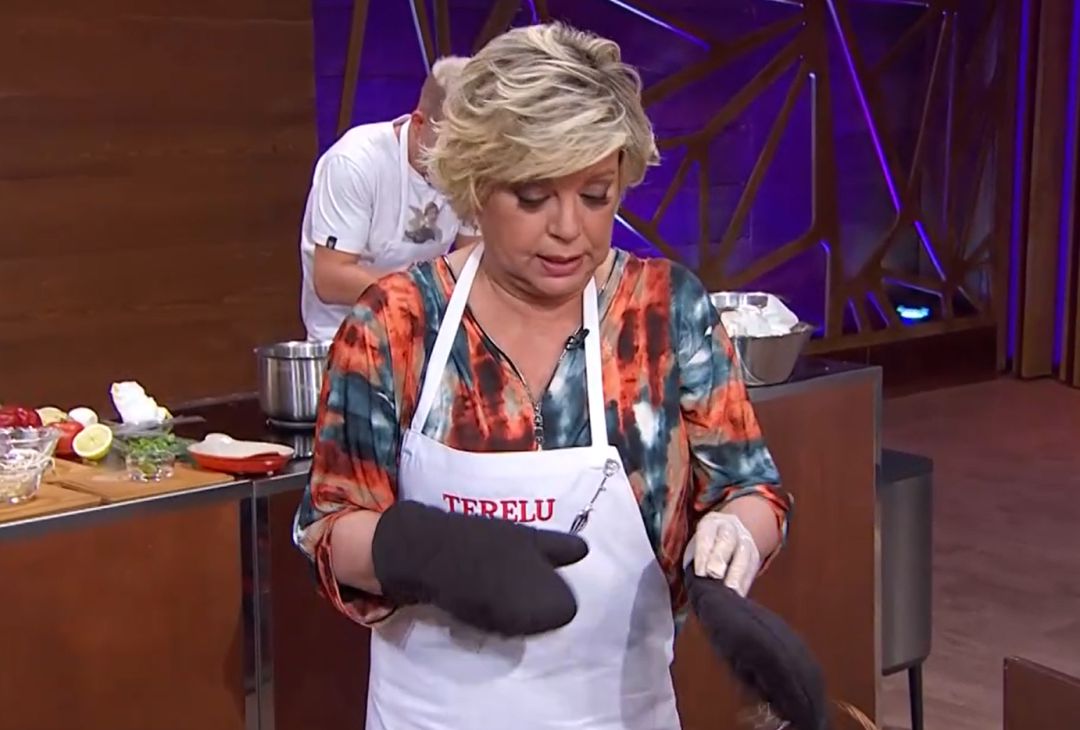 Terelu mete sus gafas en el horno por error. Terelu mete sus gafas en el horno por error.