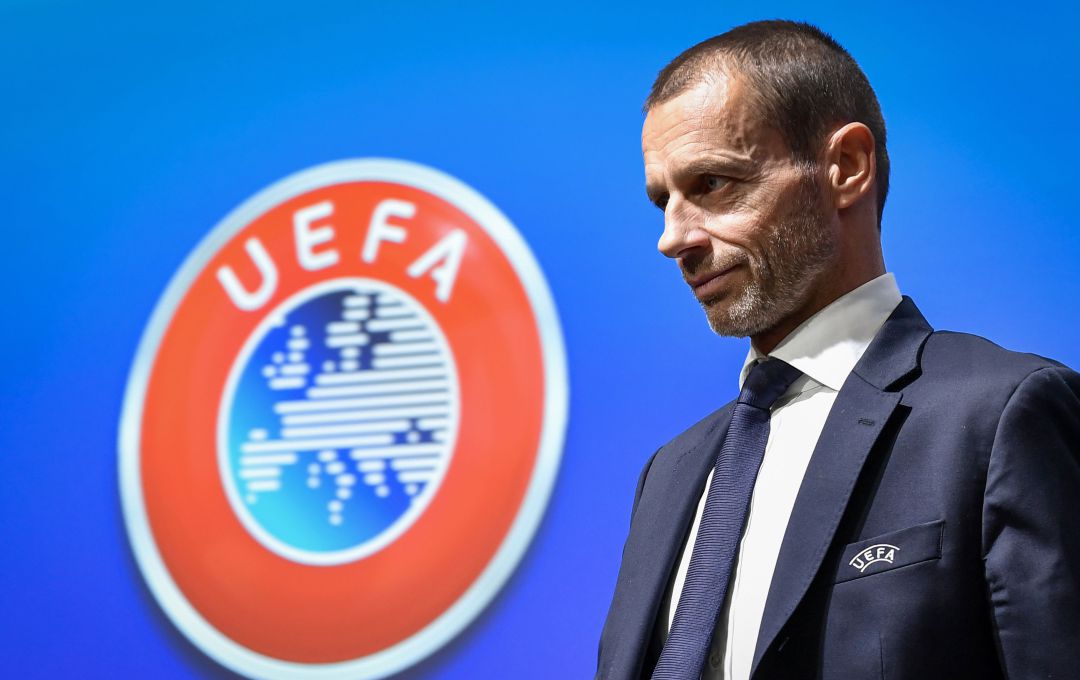 El presidente de la UEFA, Aleksander Ceferin, junto al escudo de la organización El presidente de la UEFA, Aleksander Ceferin, junto al escudo de la organización