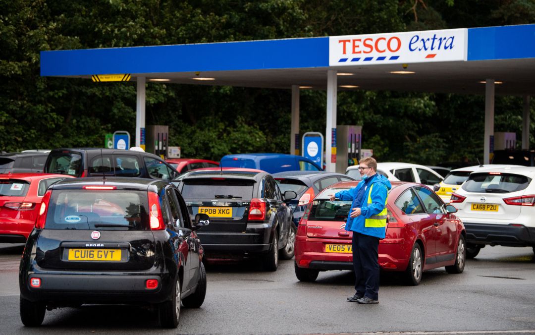 Una gasolinera abarrotada en Cardiff (Gales) ante el desabastecimiento de gasolina en Reino Unido. Una gasolinera abarrotada en Cardiff (Gales) ante el desabastecimiento de gasolina en Reino Unido.