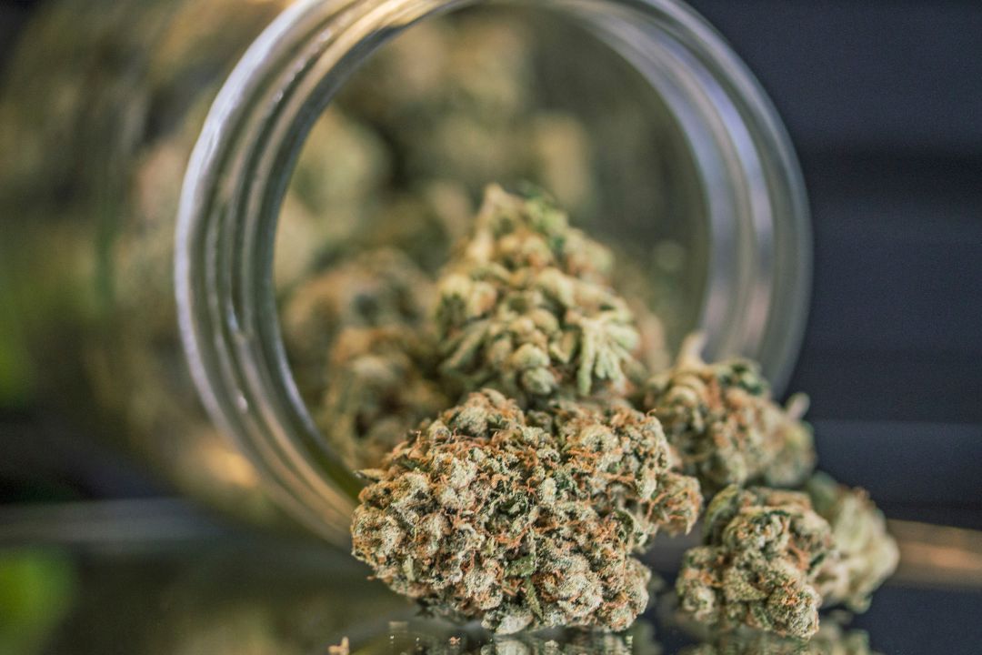 Un bote de cristal con cannabis. Un bote de cristal con cannabis.