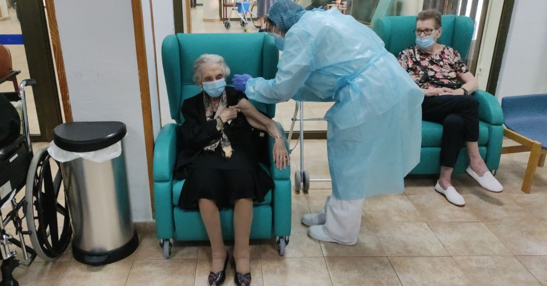 Momento de la vacunaciónd e Edelmira este martes Momento de la vacunaciónd e Edelmira este martes