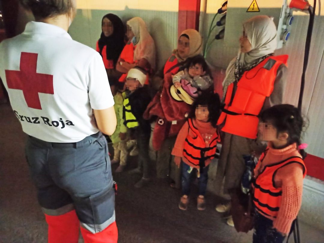 Mujeres y menores atendidos por Cruz Roja tras llegar en patera a la costa de la provincia de Alicante Mujeres y menores atendidos por Cruz Roja tras llegar en patera a la costa de la provincia de Alicante