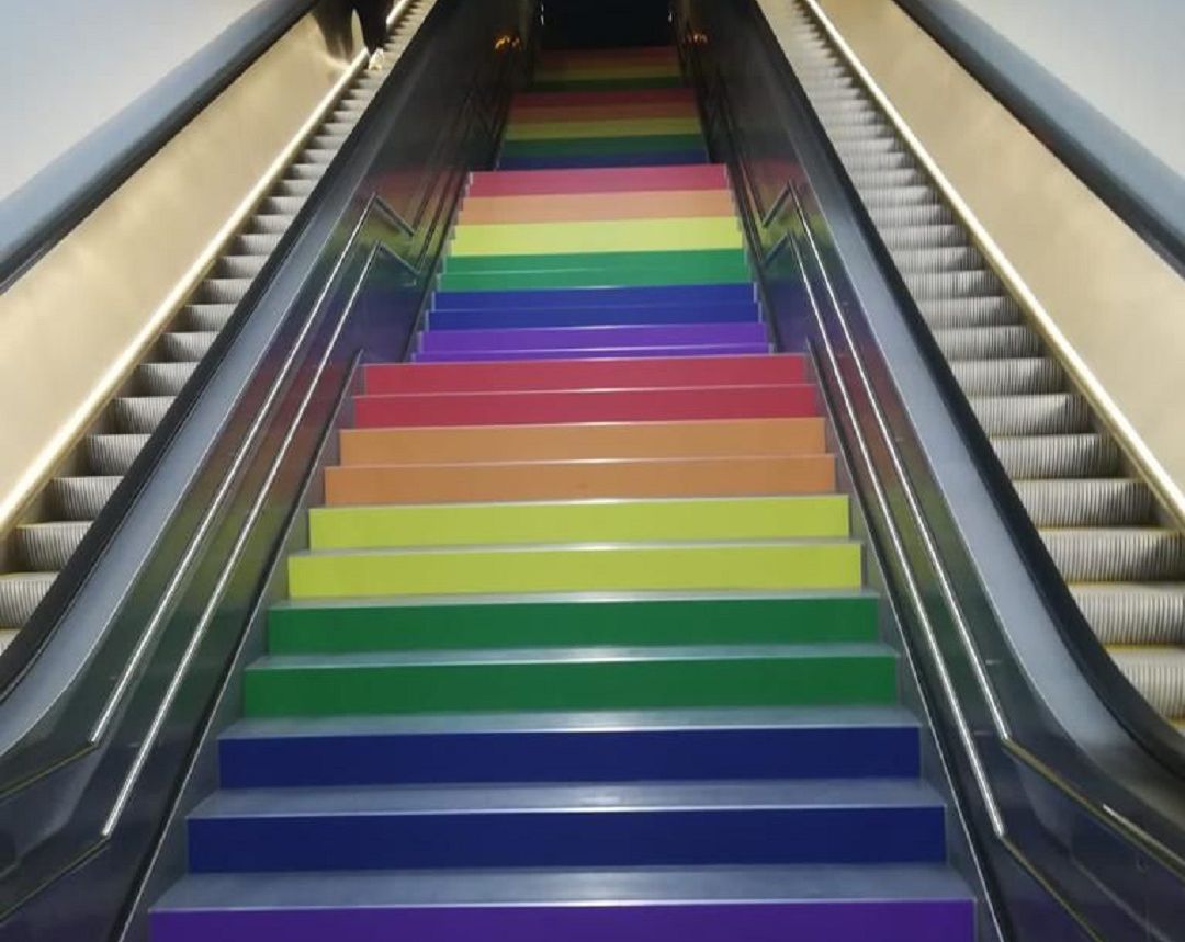 Los operarios terminaron anoche de instalar las escaleras LGTBI en la estación del TRAM Los operarios terminaron anoche de instalar las escaleras LGTBI en la estación del TRAM