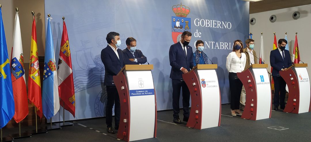 Alejandro Calvo, a la izquierda, acompañado por los consejeros de Cantabria, Galicia y Castilla y León Alejandro Calvo, a la izquierda, acompañado por los consejeros de Cantabria, Galicia y Castilla y León