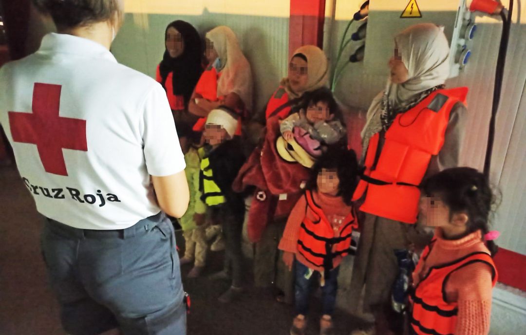 Varias de las mujeres y los menores llegados esta madrugada en patera a las costas de Alicante
Varias de las mujeres y los menores llegados esta madrugada en patera a las costas de Alicante