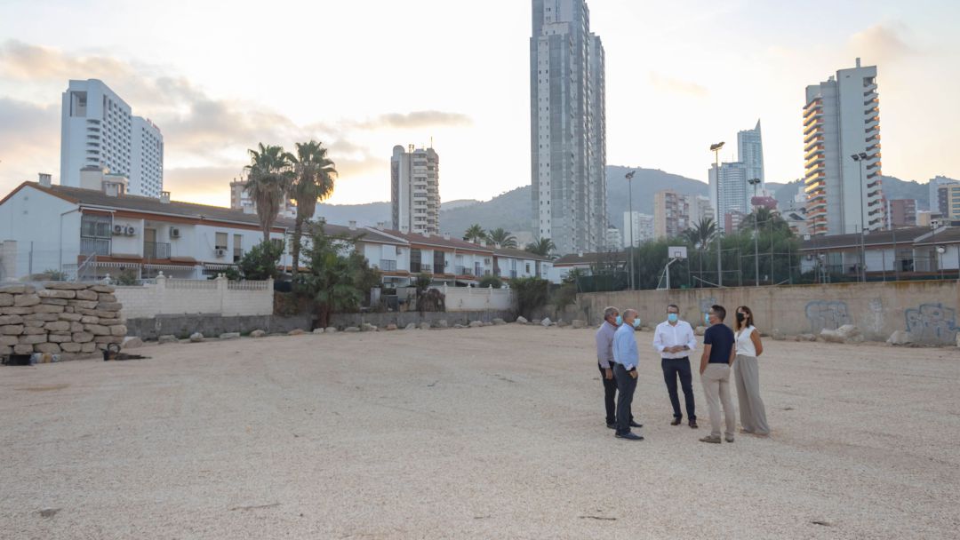 El alcalde de Benidorm, Toni Pérez, y el condejal de Obras, José Ramón González de Zárate, durante la visita a los trabajos de adecuación El alcalde de Benidorm, Toni Pérez, y el condejal de Obras, José Ramón González de Zárate, durante la visita a los trabajos de adecuación