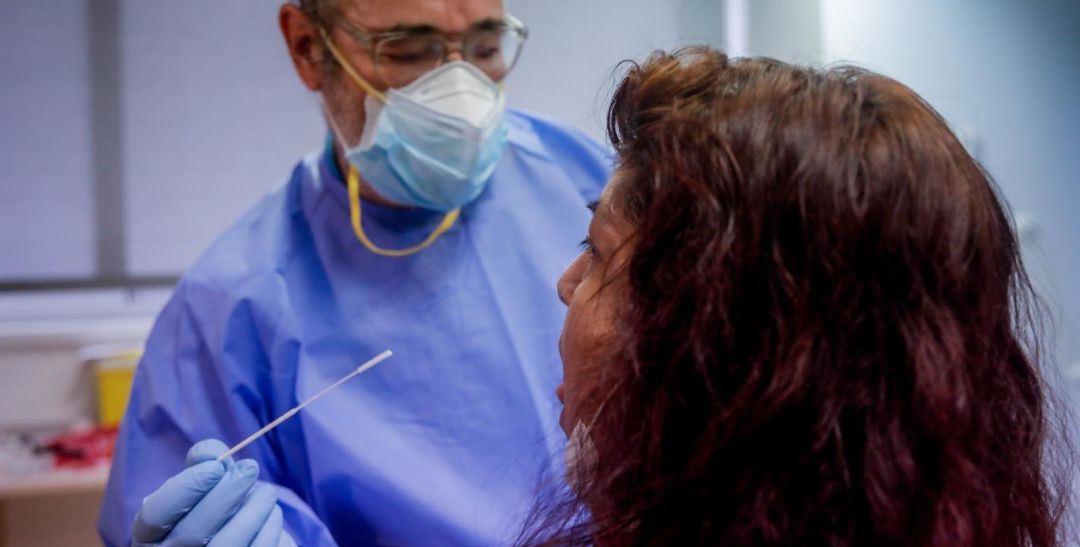 Un sanitario realiza una prueba PCR Un sanitario realiza una prueba PCR