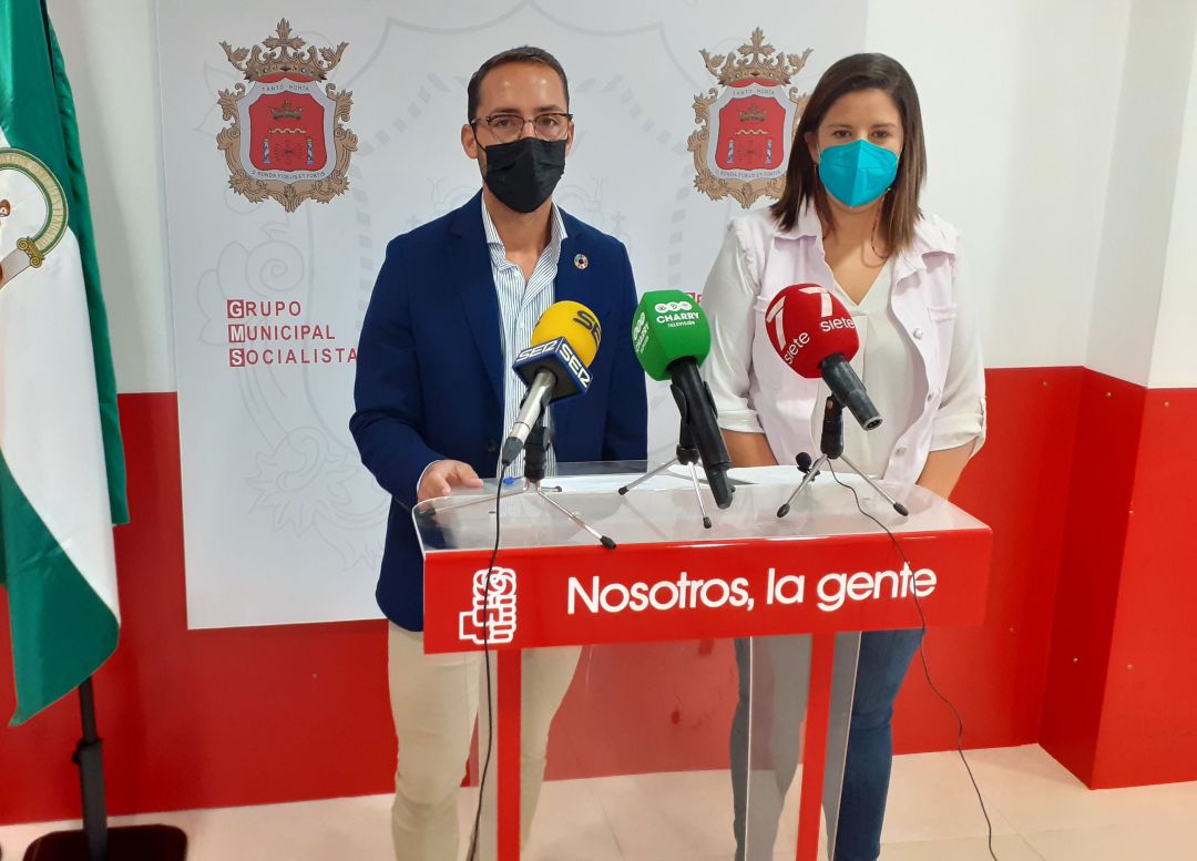 El concejal rondeño José Carlos Tirado y la diputada provincial Gema Ruiz, en la sede del PSOE El concejal rondeño José Carlos Tirado y la diputada provincial Gema Ruiz, en la sede del PSOE