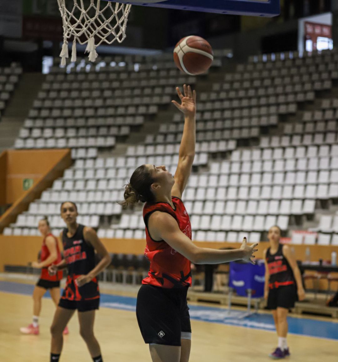 Laia Flores en un entrenament. Laia Flores en un entrenament.